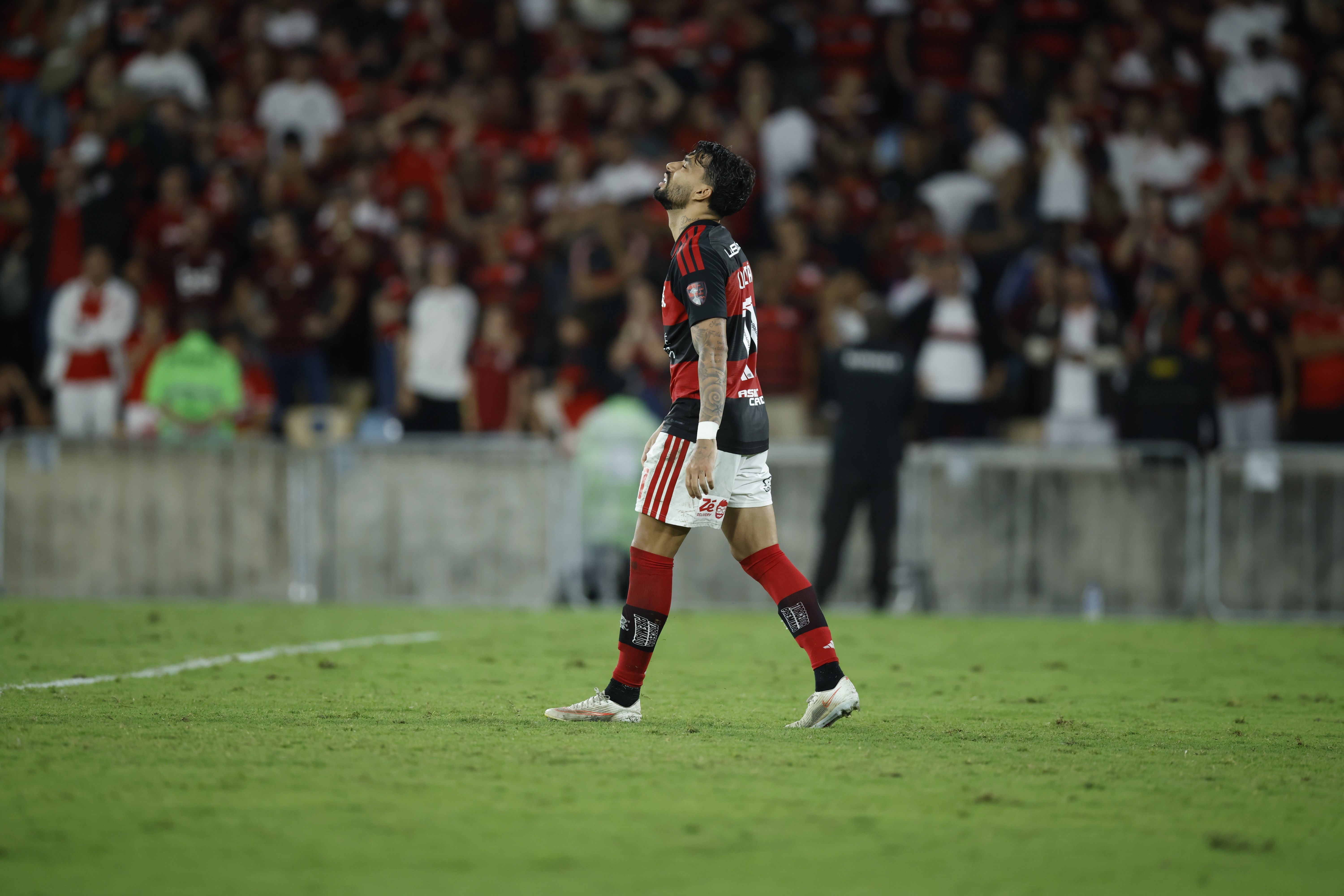 Exame descarta lesão grave em joelho de Lucas Paquetá após clássico entre Flamengo e Vasco