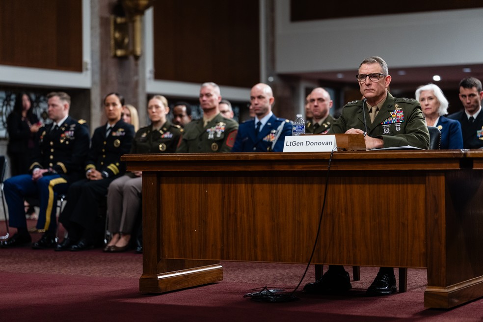 O tenente-general Francis Donovan, então indicado pelo presidente Donald Trump para o comando das Forças Armadas dos EUA, discursa durante uma audiência no Capitólio, em Washington, em 15 de janeiro de 2026. Apesar do crescente número de mortes resultantes dos ataques do governo Trump contra supostos traficantes de drogas, pesquisadores afirmam que a cocaína continua tão fácil de ser obtida em muitas partes dos Estados Unidos quanto antes. — Foto: Eric Lee/The New York Times