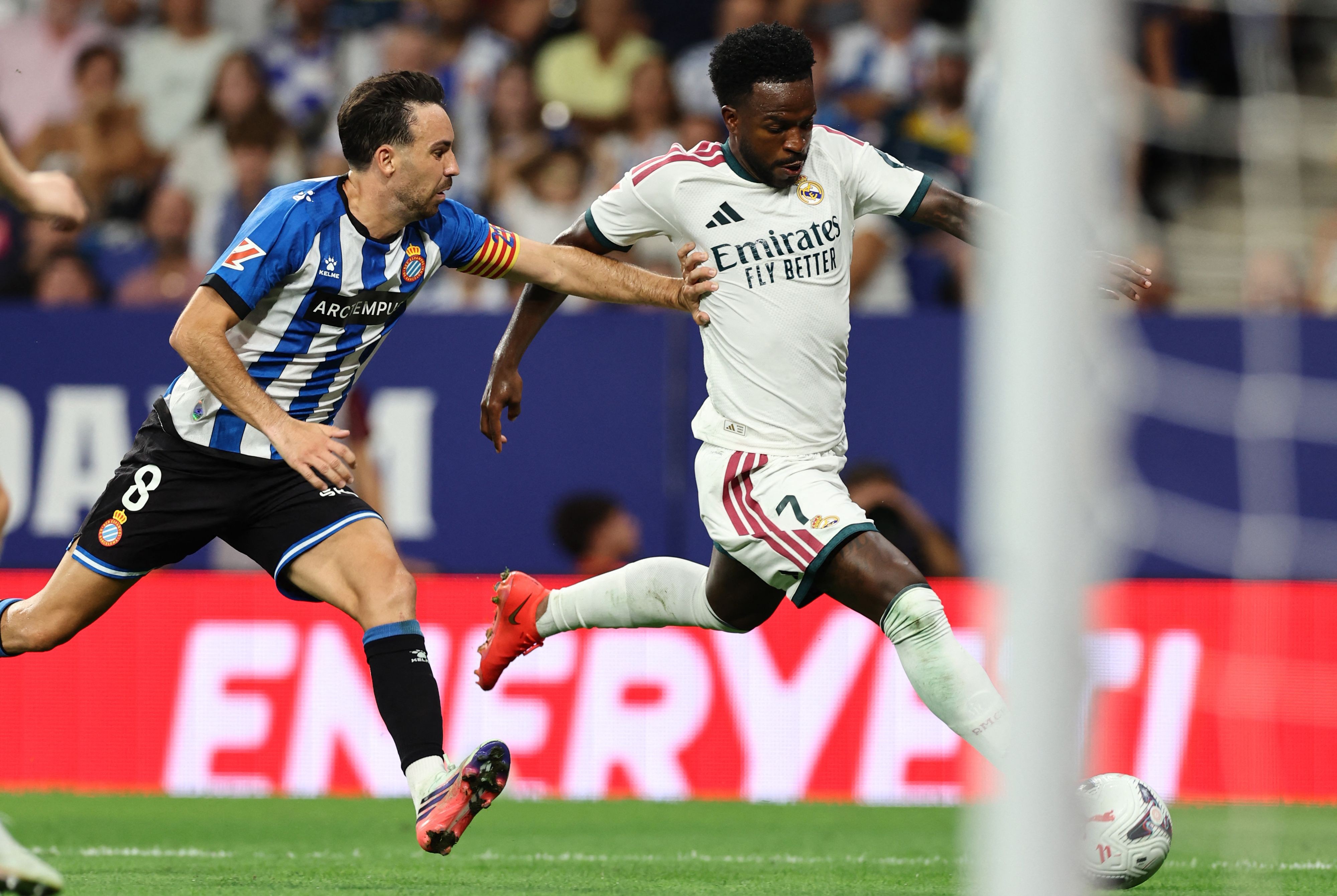 Jogador do Espanyol se defende após chutar Vini Jr e Roberto Carlos rebate: 