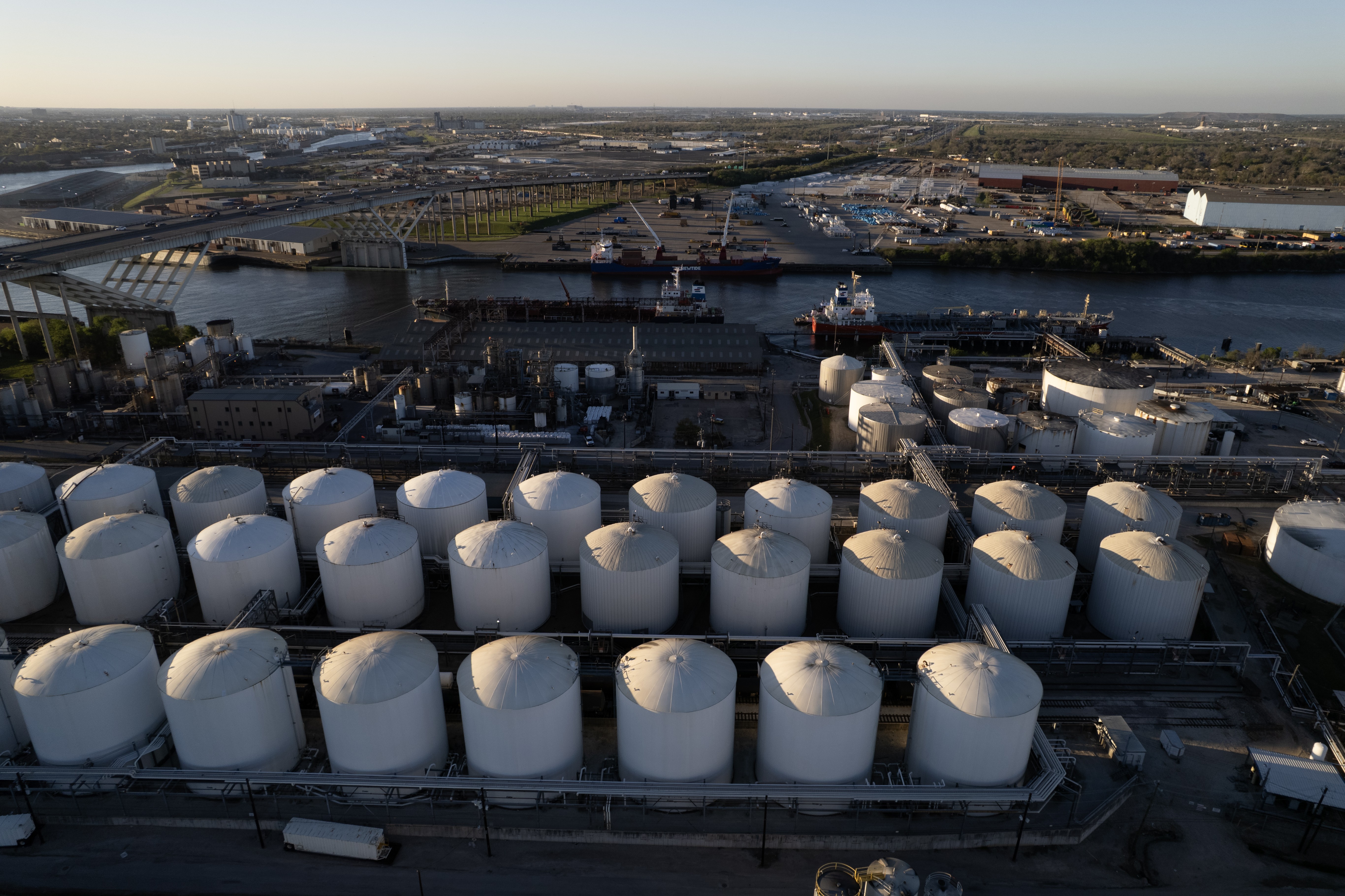 Após acordo entre EUA e Irã, petróleo despenca com possível reabertura do Estreito de Hormuz