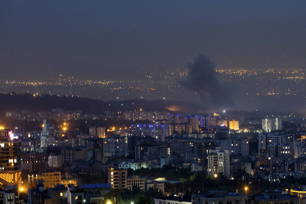 Coluna de fumaça é vista em Teerã após ataque israelense — Foto: Arash Khamooshi/The New York Times