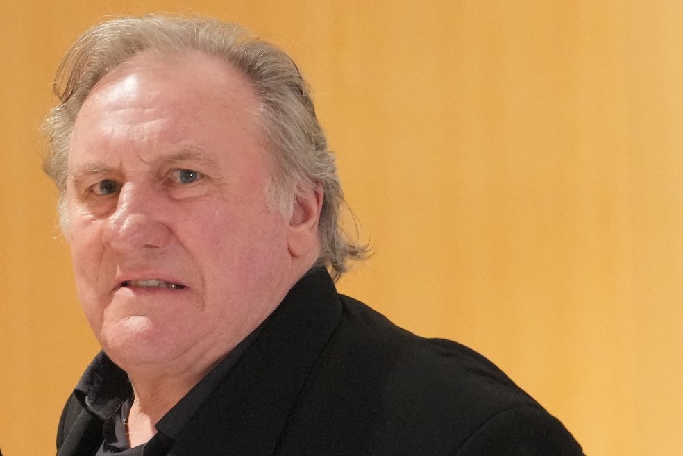 Gérard Depardieu chega ao Tribunal de Paris onde é julgado por crimes sexuais — Foto: DIMITAR DILKOFF/AFP