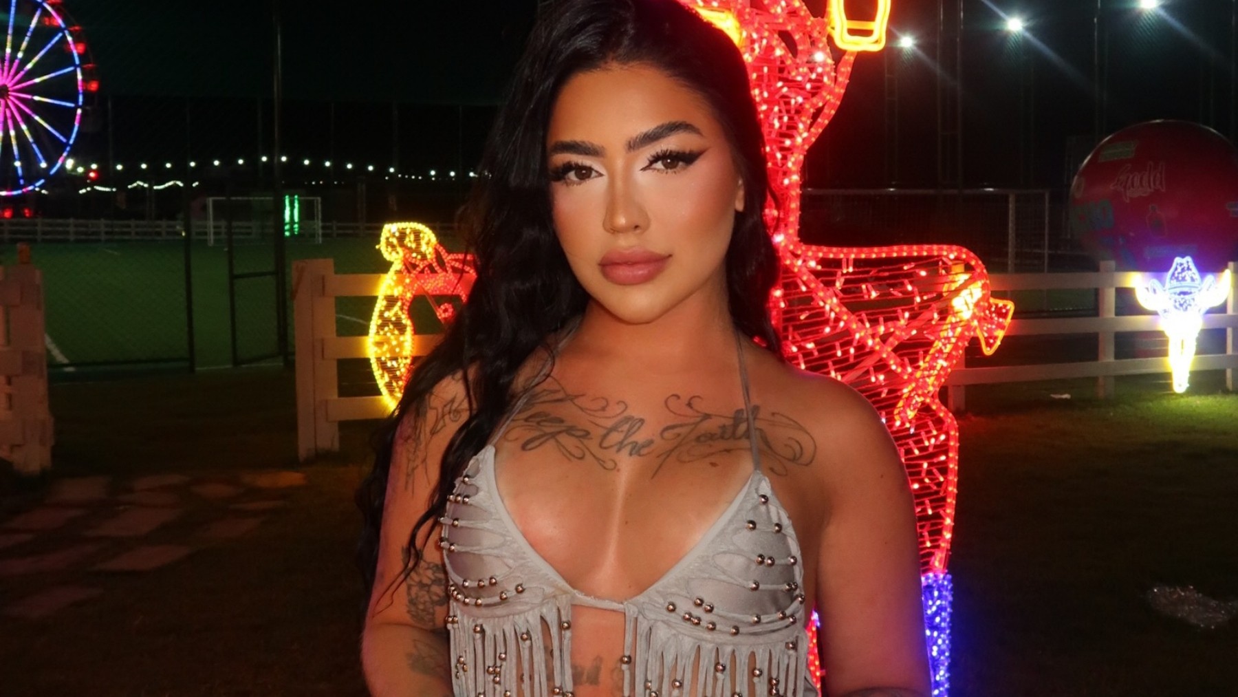 O que faz uma barriga parecer tão marcada? O caso de MC Mirella chama atenção nas redes - QTU Questões do Universo