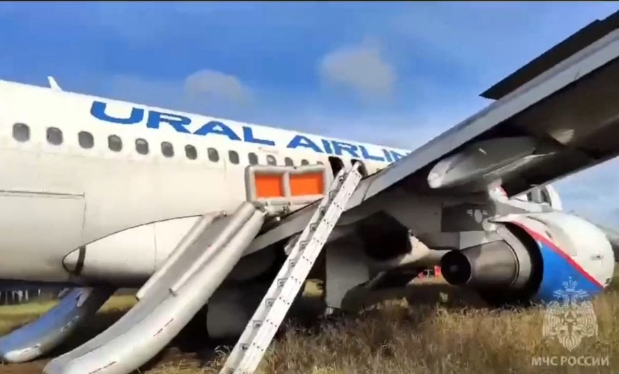 Avião russo da Ural Airlines faz pouso de emergência em um campo perto da vila de Kamenka, região de Novosibirsk