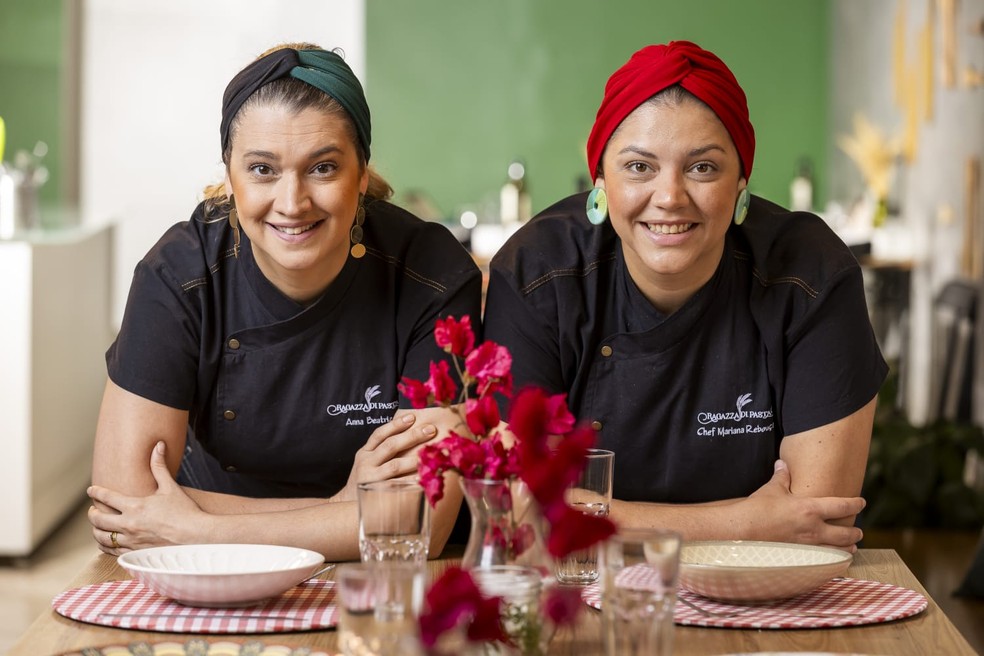 As sócias Anna Beatriz Castro e Mariana Rebouças, que também é a chef do Raggaza di Pasta — Foto: Divulgação/Ovelha Negra Studio