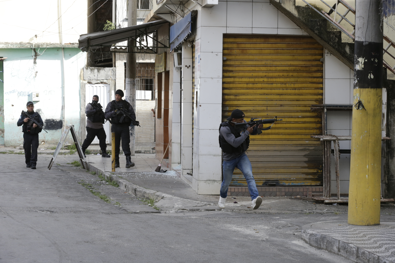 Civil and military police operation in the Israeli compound, in the northern area of ​​Rio — Photo: Domingos Peixoto / Agência O Globo