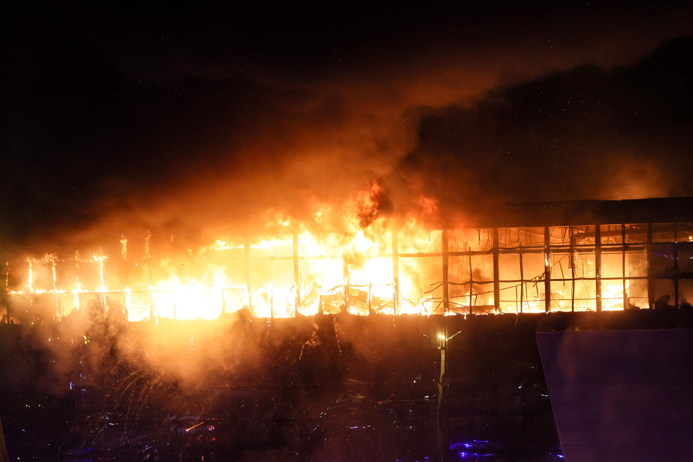 Incêndio consome o centro comercial Crocus City Hall, nos arredores de Moscou — Foto: AFP