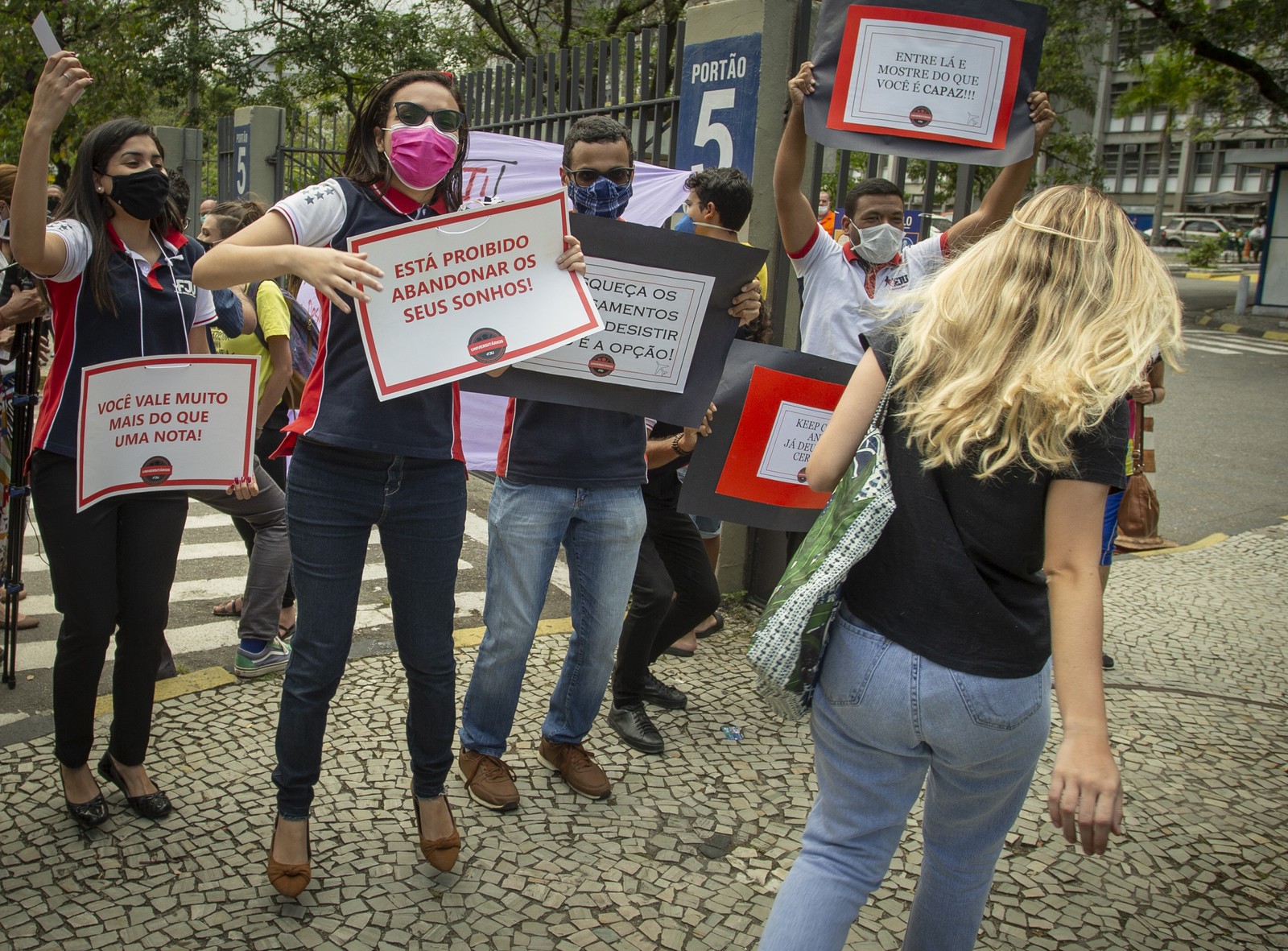 Voluntários incentivam candidatos no portão 5 da Universidade do Estado do Rio de Janeiro (Uerj), Campos do MaracanãAgência O Globo