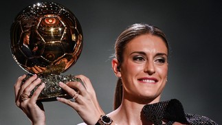 Alexia Putellas conquista o segundo troféu Bola de Ouro como melhor jogadora da temporada — Foto: FRANCK FIFE/AFP