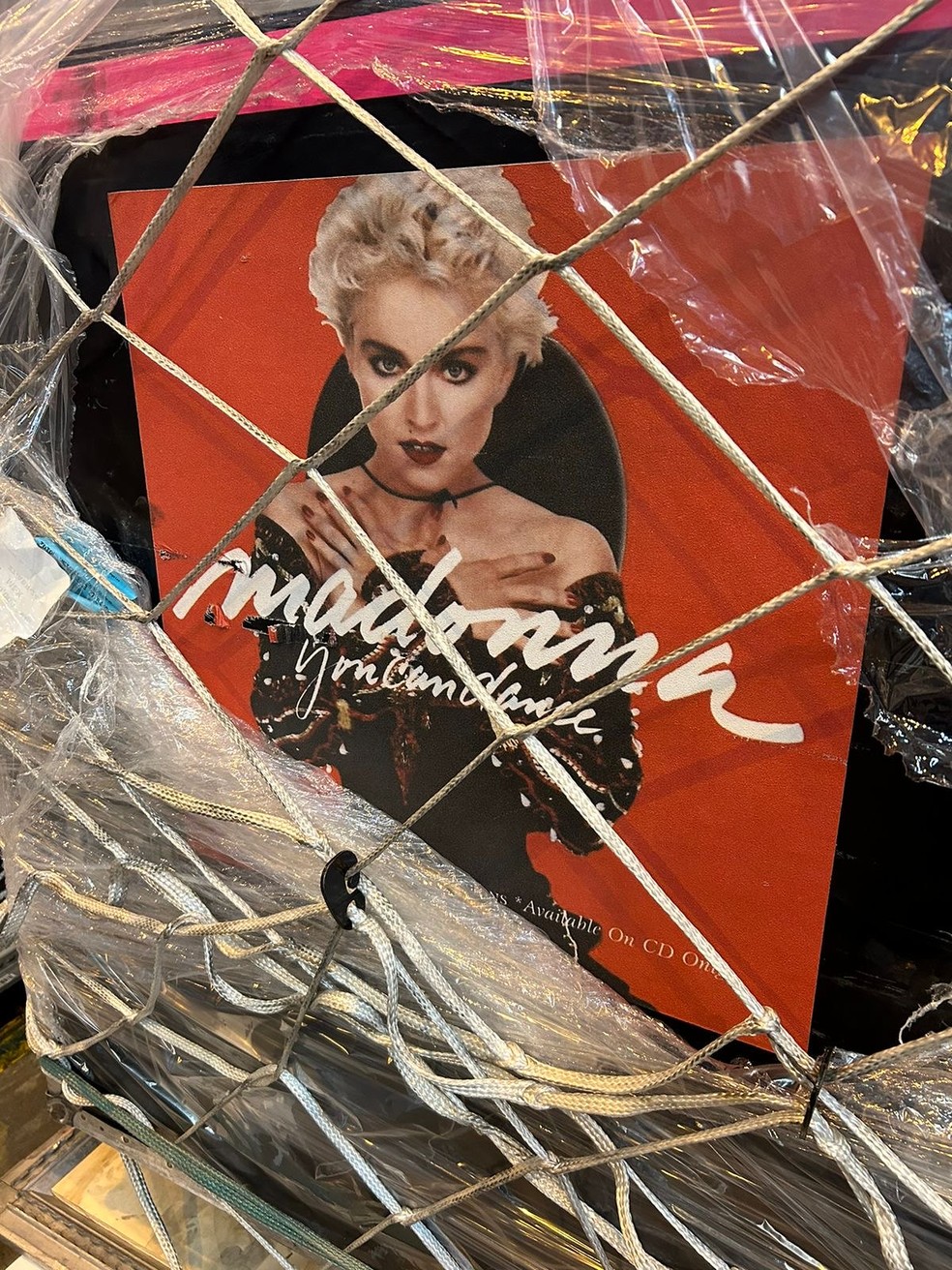Material destinado ao show de Madonna chega ao aeroporto do Galeão no Rio — Foto: Divulgação/Receita Federal