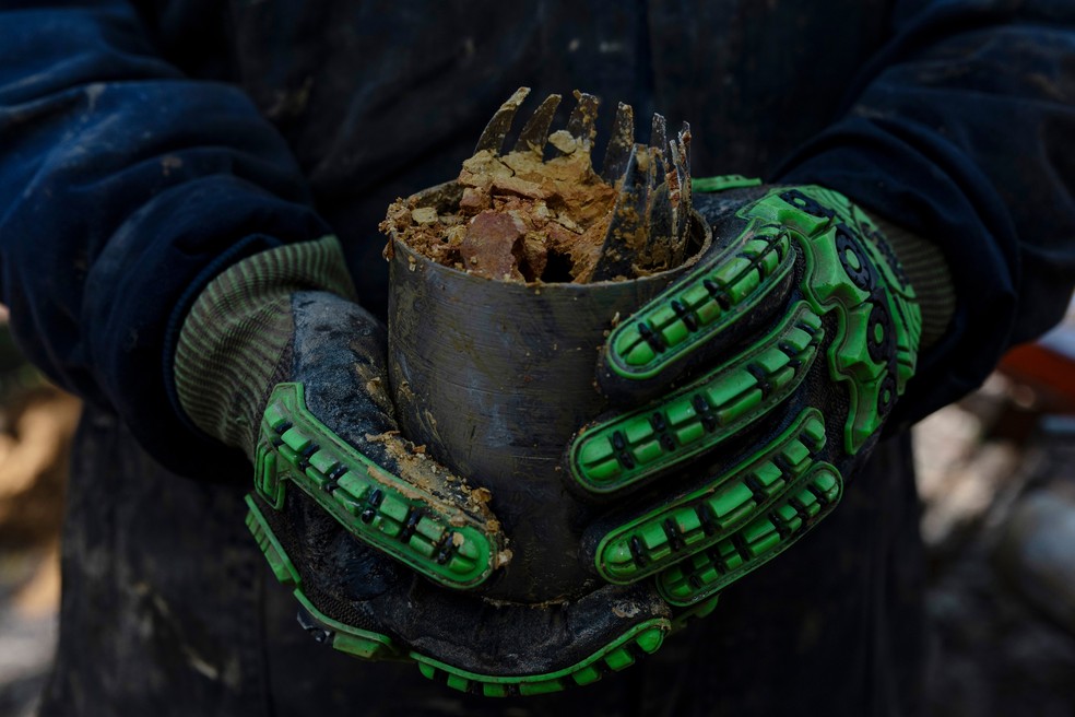 Poços de Caldas, 08/07/2025. Trabalhadores manuseiam amostras de solo em um projeto de exploração de terras raras da Meteoric Resources nos arredores de Poços de Caldas, Minas Gerais — Foto: Victor Moriyama/Bloomberg