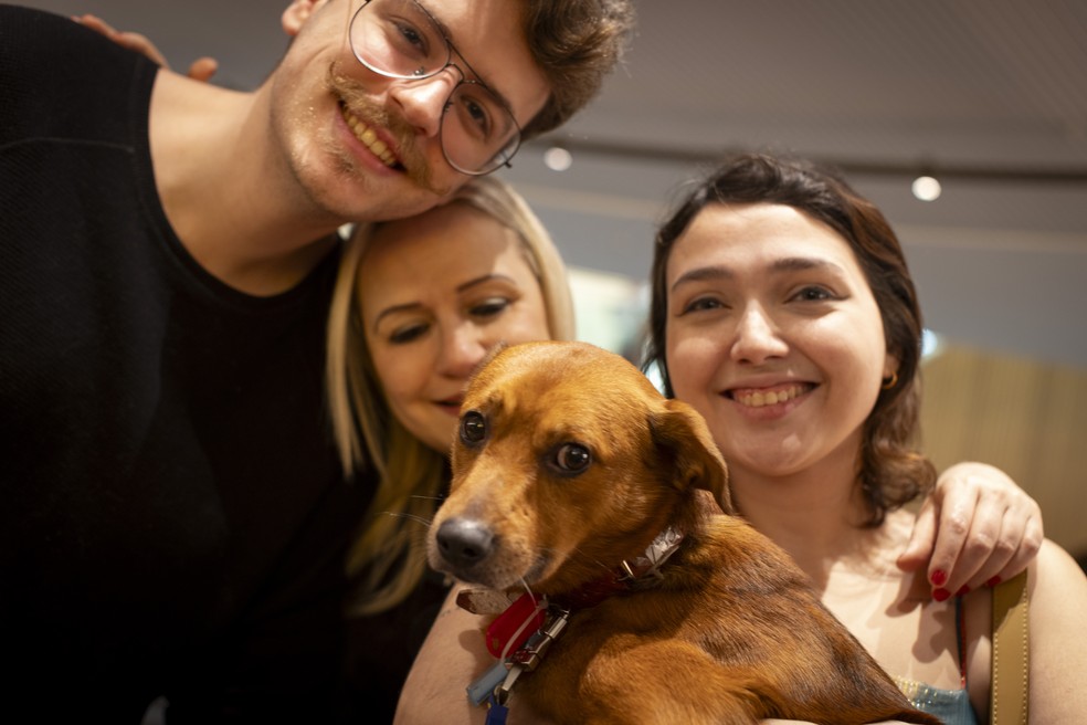 Brenno Rozenfeld com a esposa, May Rozenfeld, e a mãe, Cláudia Rozenfeld. O casal adotou um cãozinho. — Foto: Márcia Foletto