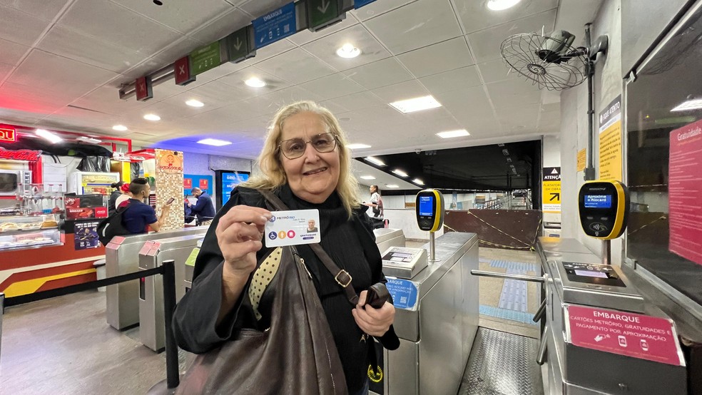 Katia Bezerra, de 69 anos, já sabia que a gratuidade do Jaé não funcionaria no Metrô Rio e usou seu cartão gratuidade do Metrô — Foto: Ana Branco / Agencia O Globo