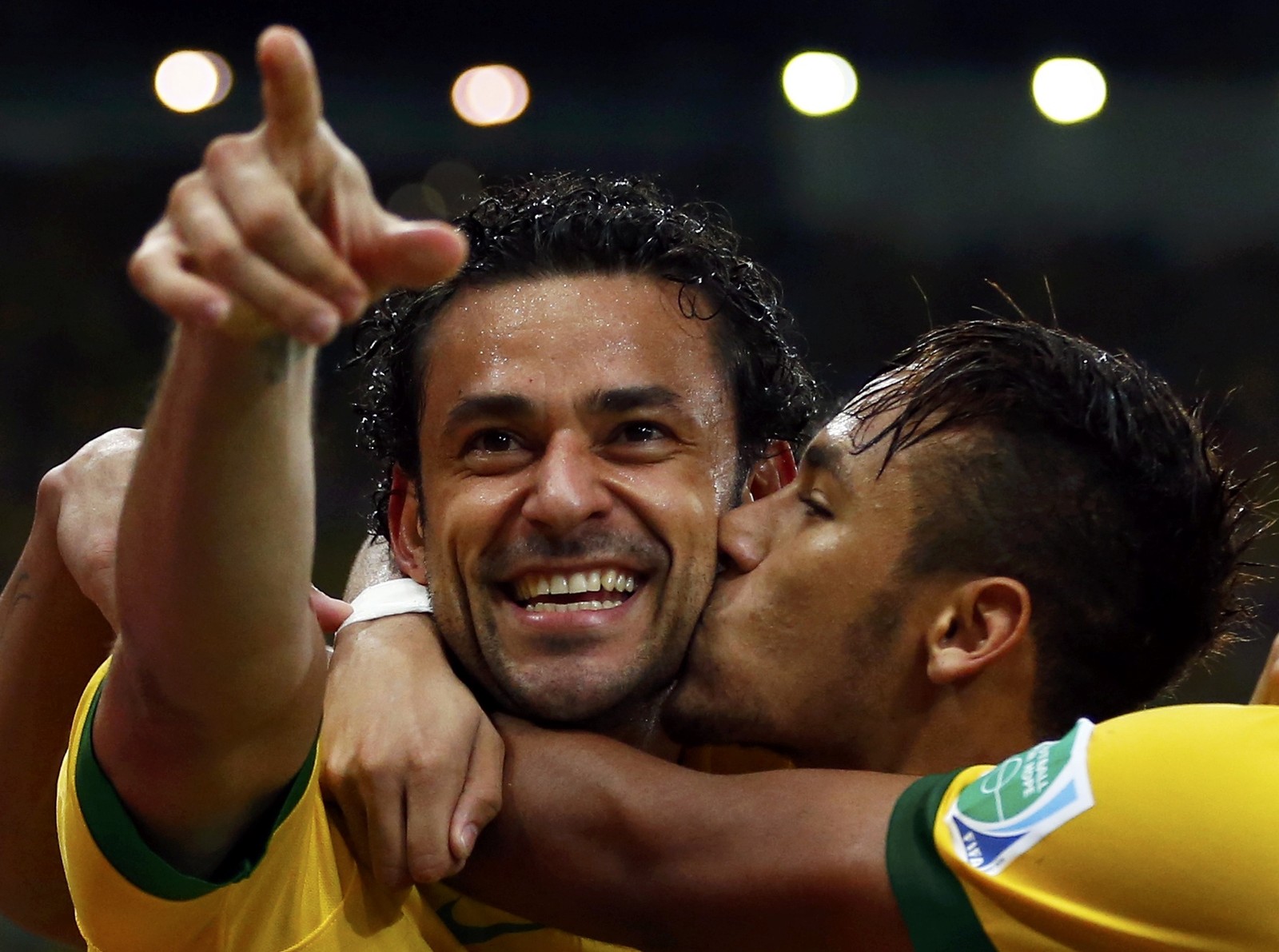 Fred cleebra com Neymar gol feito pela seleção, contra a Espanha no Maracanã — Foto: Jorge Silva / AFP