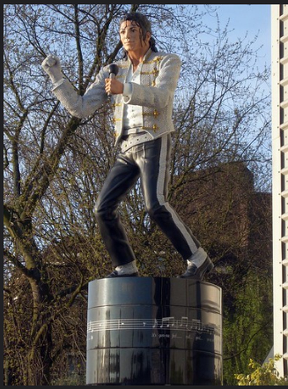Shakira em calçadão, Lennon em aeroporto e Michael Jackson em estádio ...