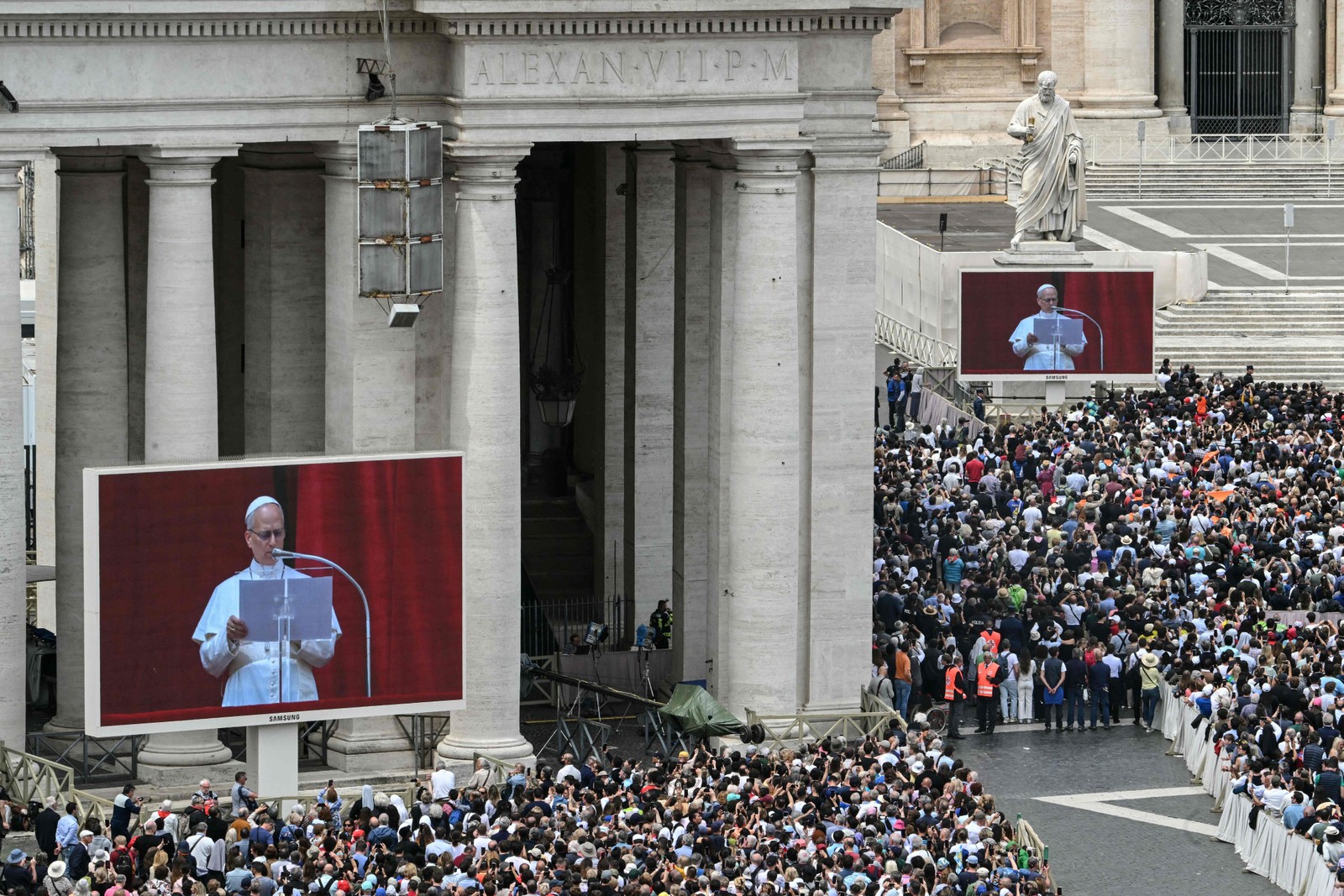 Believers gather in St. Peter's Square on the day Pope Leo XIV leads the Regina Caeli prayers in Vatican City on May 11, 2025. — Photo: Stefano Rellandini / AFP