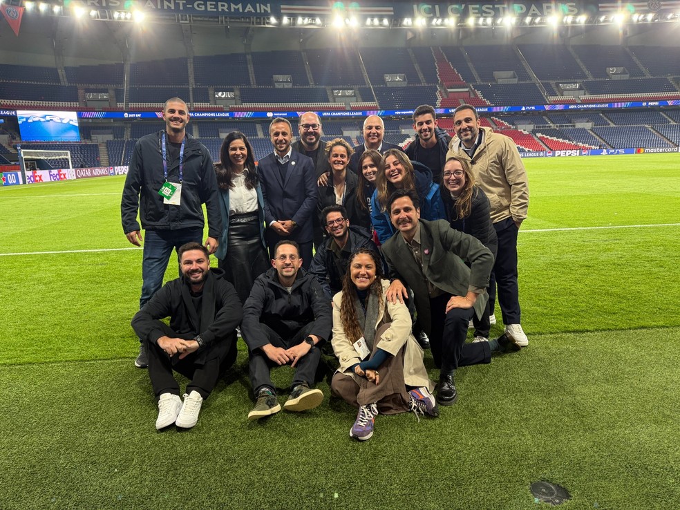 Flávia Bandoni com a equipe da TNT Sports na Liga dos Campeões — Foto: Divulgação/TikTok