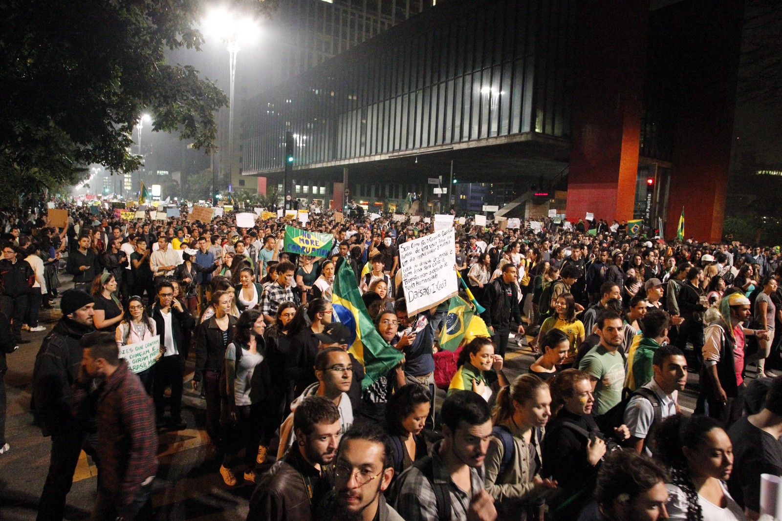 Manifestantes marcham na Avenida Paulista em 18 de junho de 2013 — Foto: Eliária Andrade / Agência o Globo