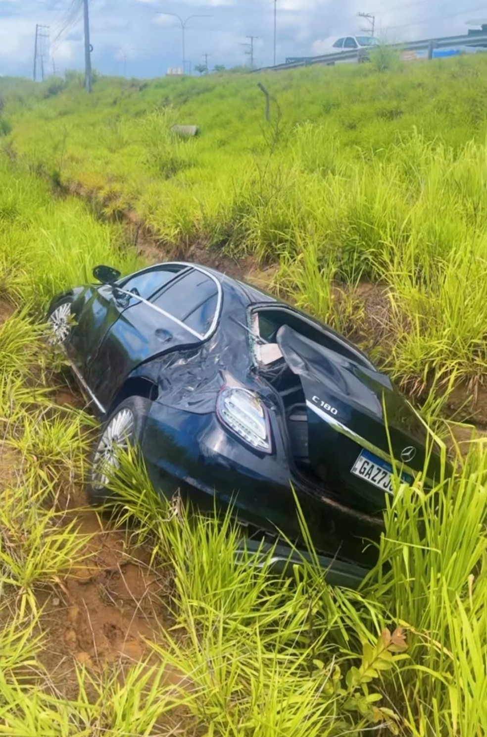 Esquiva Falcão overturns the car, but escapes unhurt — Photo: Reproduction