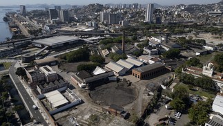 Estádio do Flamengo ocupará a área do antigo Gasômetro. Prefeitura desapropriou o terreno, que irá a leilão. Ao lado do Gasômetro, vários terrenos tem construções demolidas e darão lugar a novos projetos. Na foto, o terreno do Gasômetro, na Avenida São Cristóvão, 1200. — Foto: Márcia Foletto