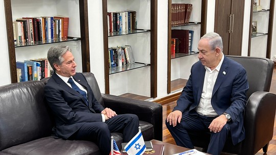 Blinken chega a Israel, que afirma ter cercado a cidade de Gaza