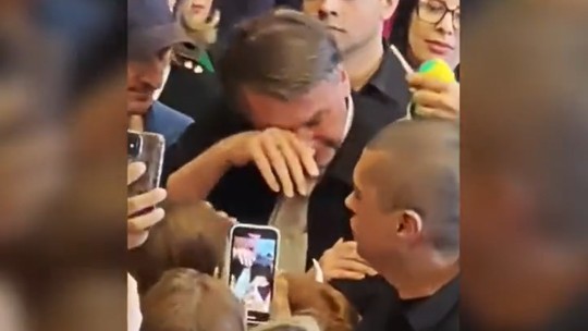 Após semana conturbada, Bolsonaro posta vídeo chorando entre apoiadores