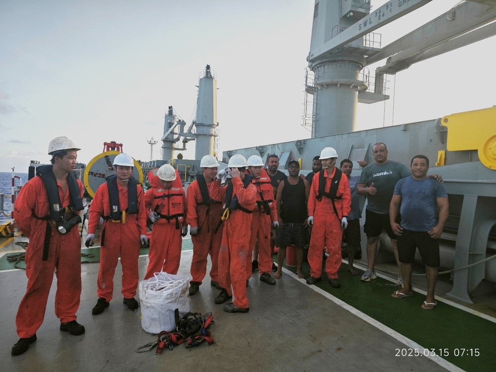 Tripulação do navio chinês após resgate — Foto: Reprodução