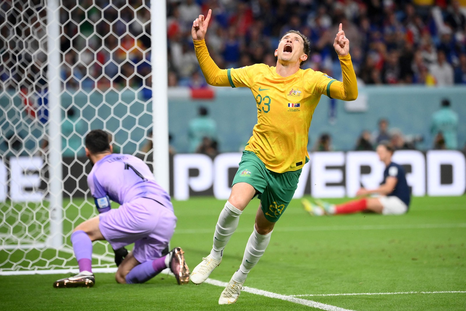 Craig Goodwin, da Austrália, comemora depois de marcar o gol que abriu o placar  — Foto: FRANCK FIFE / AFP