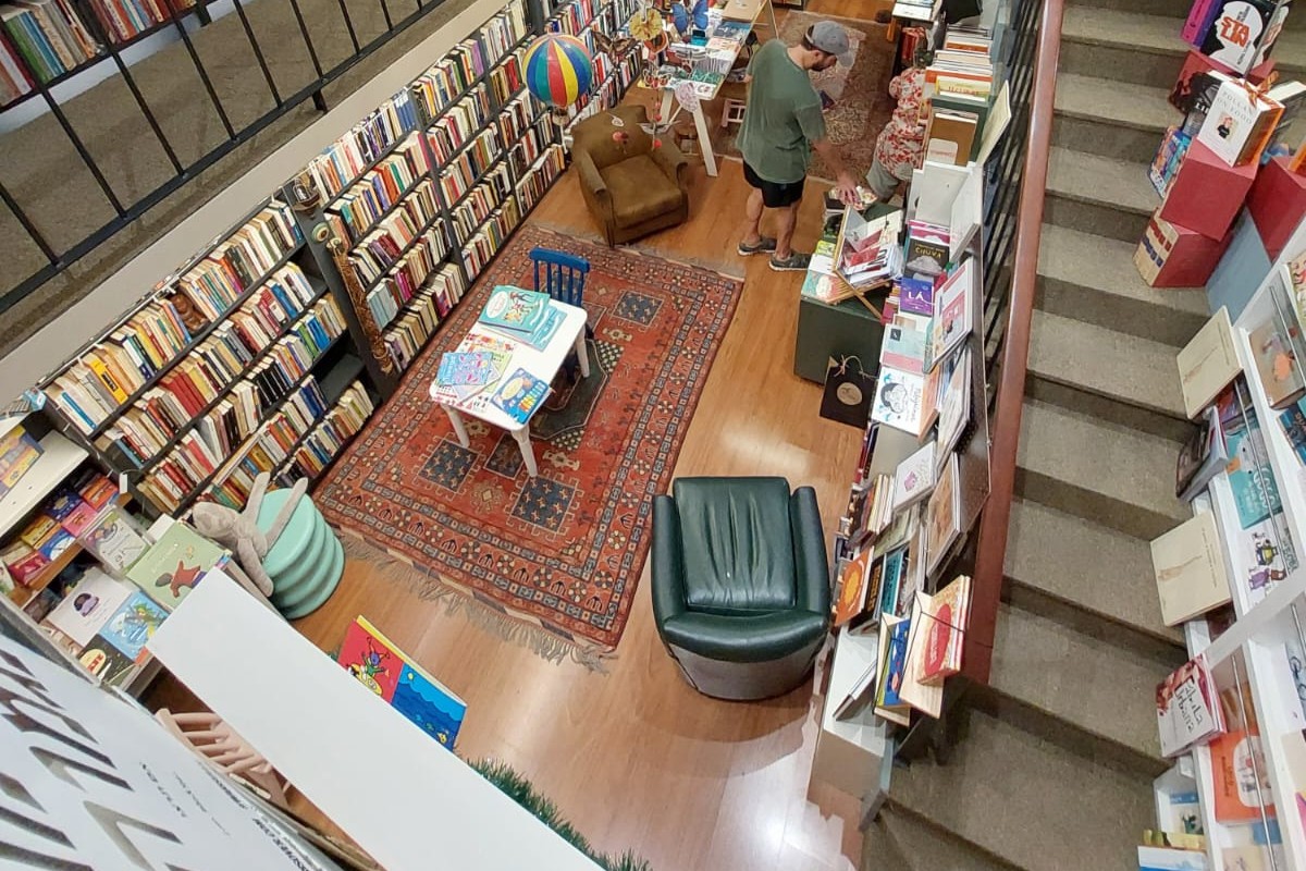 Livraria e sebo Lima Barreto, em Ipanema, recebe o escritor Ruy Castro e o secretário Municipal de Cultua, Lucas Padilha, esta semana — Foto: Divulgação