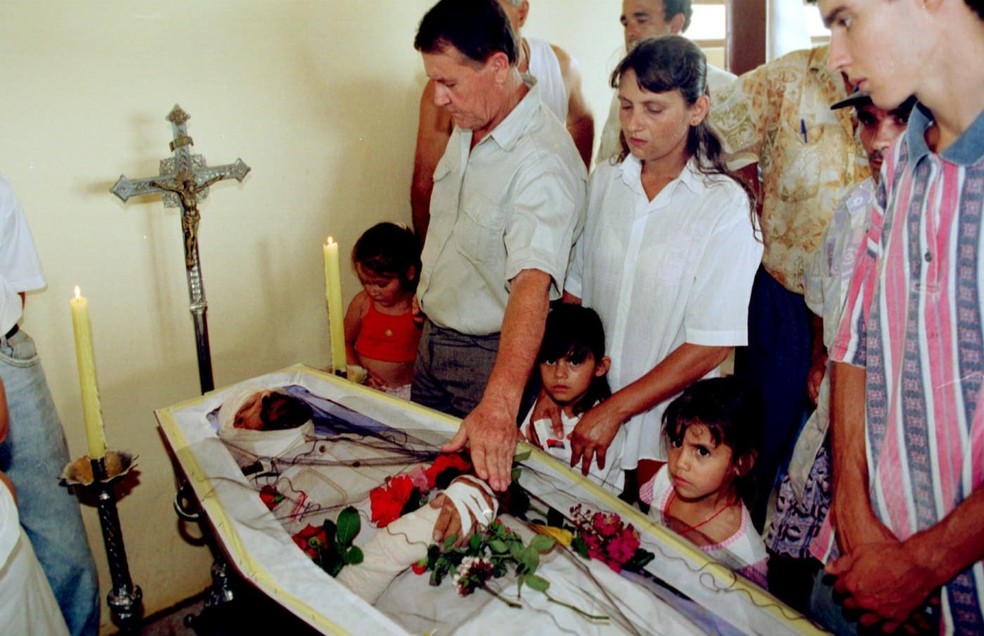 Vel&oacute;rio de Jo&atilde;o Ac&aacute;cio Pereira, o bandido da luz vermelha, em Joinville, 1998 &mdash; Foto: Luiz Carlos Santos/Ag&ecirc;ncia O GLOBO