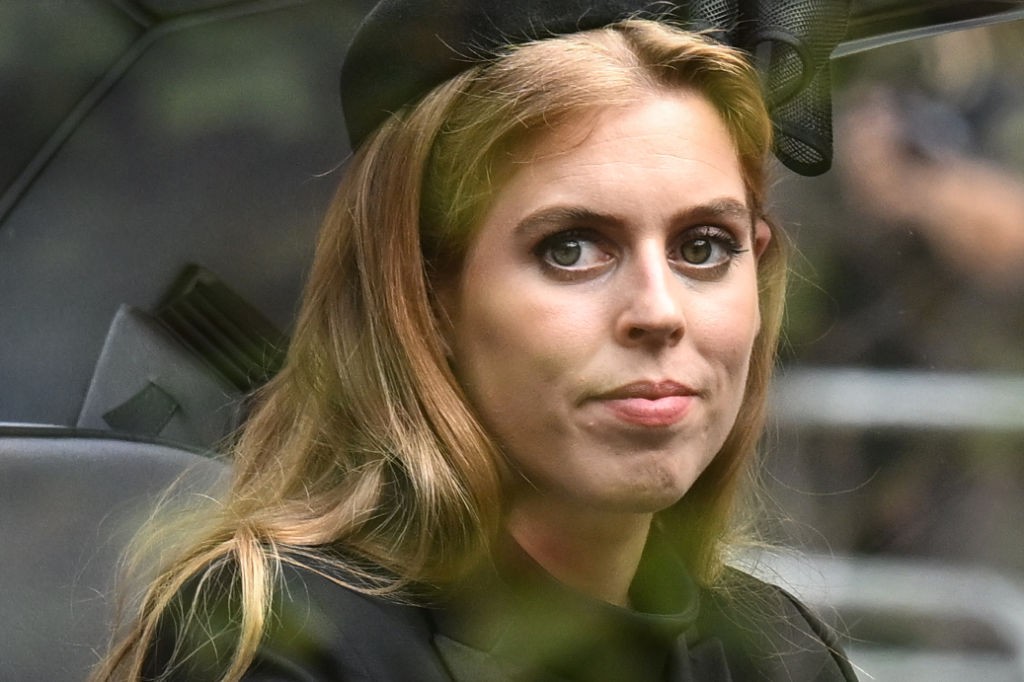 Princesa Beatrice considera mudança para os EUA para escapar do escândalo Epstein que envolve seu pai