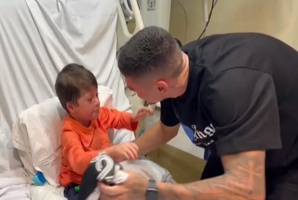 Guilherme Gandra Moura se emocionou ao receber uma camisa do jogador do vasco Gabriel Pec — Foto: Reprodução