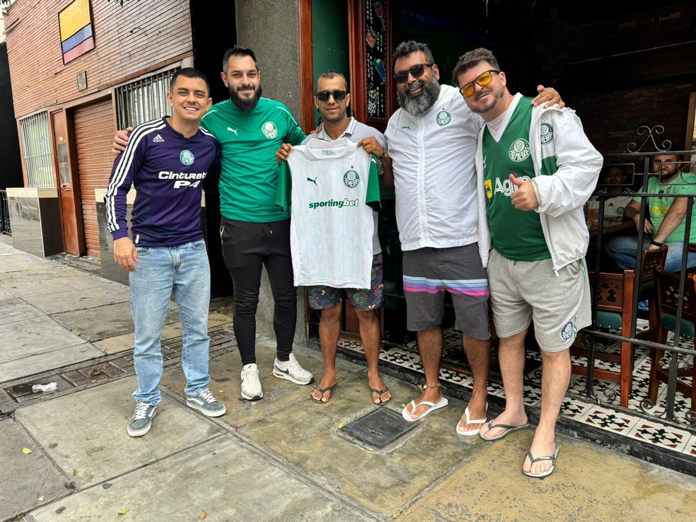 O palmeirense Eliton Silva (no centro da imagem) esqueceu a sua camisa alviverde em casa, mas ganhou uma nova dos amigos que fez em Lima — Foto: Arquivo pessoal/Eliton Silva