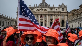 Believers gather in St. Peter's Square with American flags — Photo: Andreas Solaro / AFP
