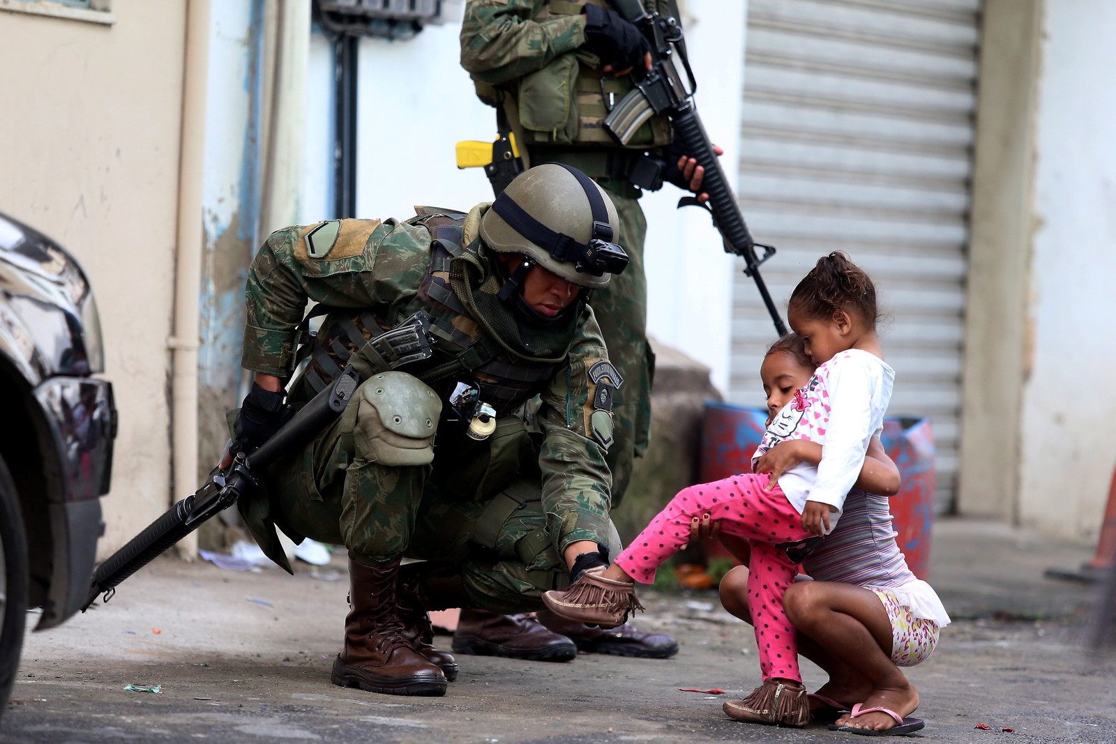 Equipes se deslocam durante uma operação do Exército com a PM na Cidade de Deus, no Sapé e na Gardênia Azul — Foto: Fabiano Rocha / Agência O Globo