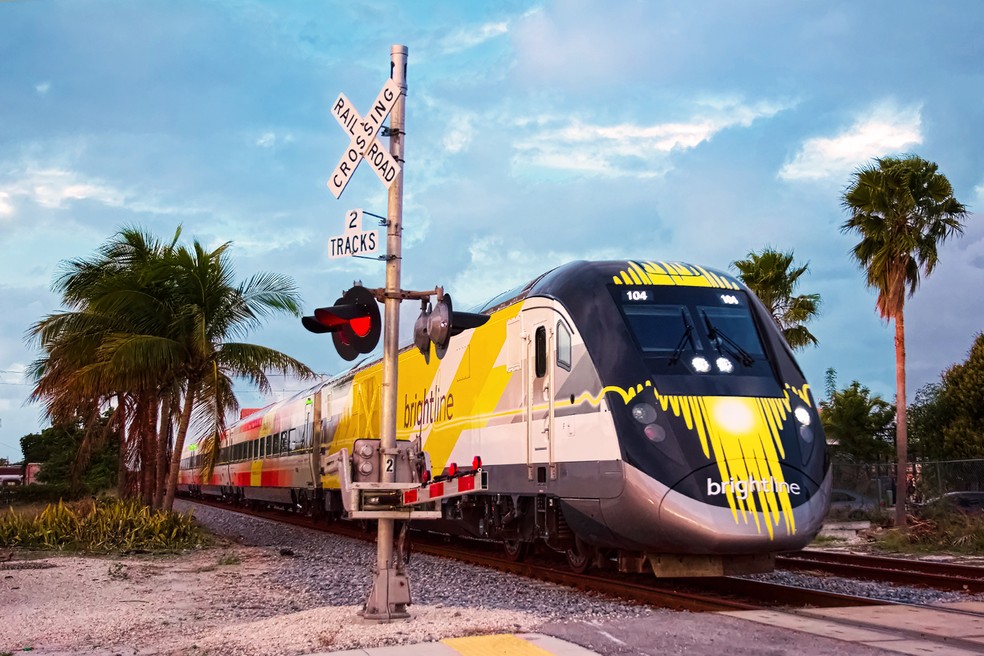 O trem Brightline, que conecta diversas cidades no Sul da Flórida, chegará a Orlando em 5 de julho; viagem até Miami levará 3h15m — Foto: Divulgação