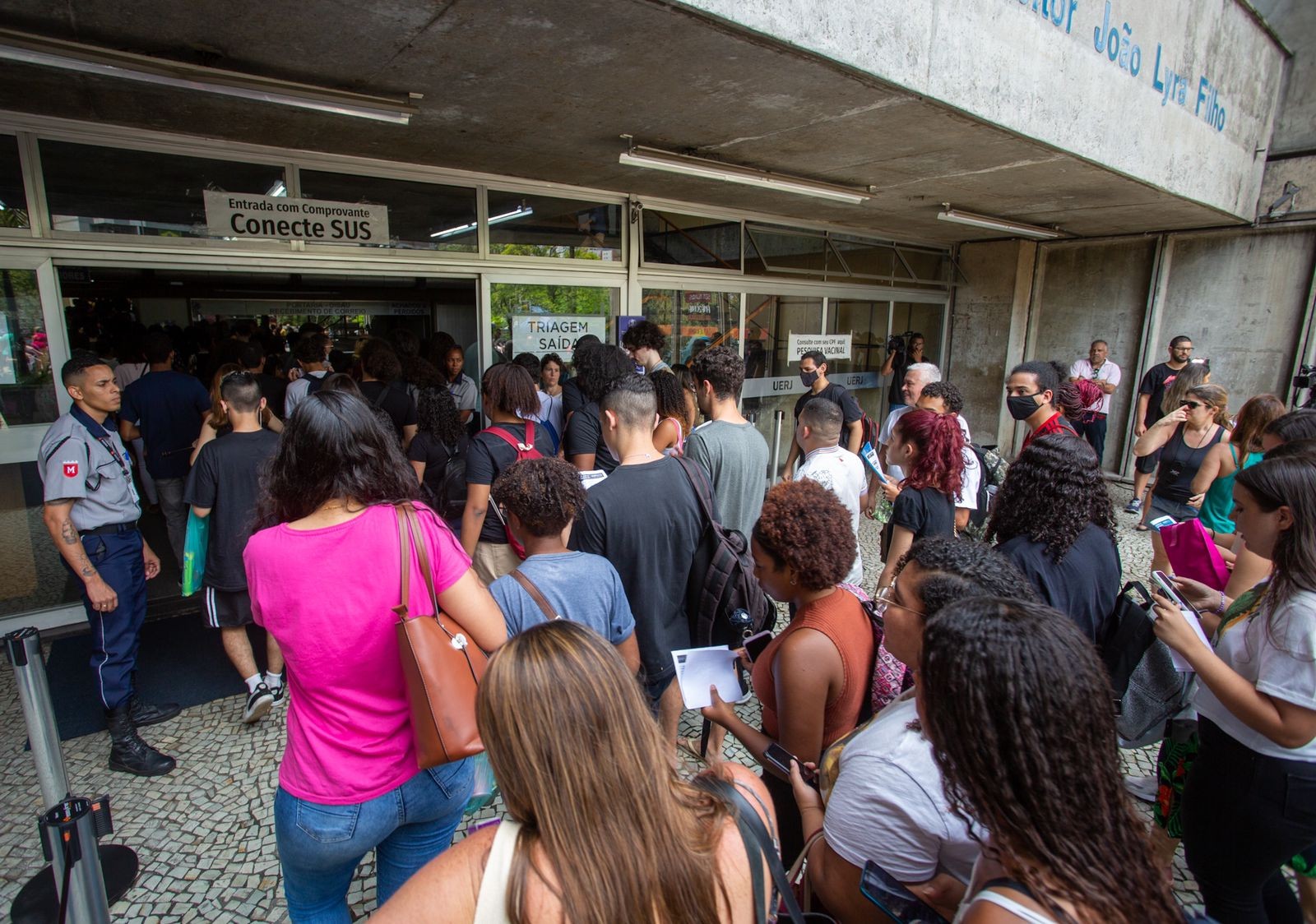 Candidatos chegam à Uerj do Marcanã, na Zona Norte do Rio, para o primeiro dia de provas do Enem — Foto: Marcia Foletto/Agência O Globo