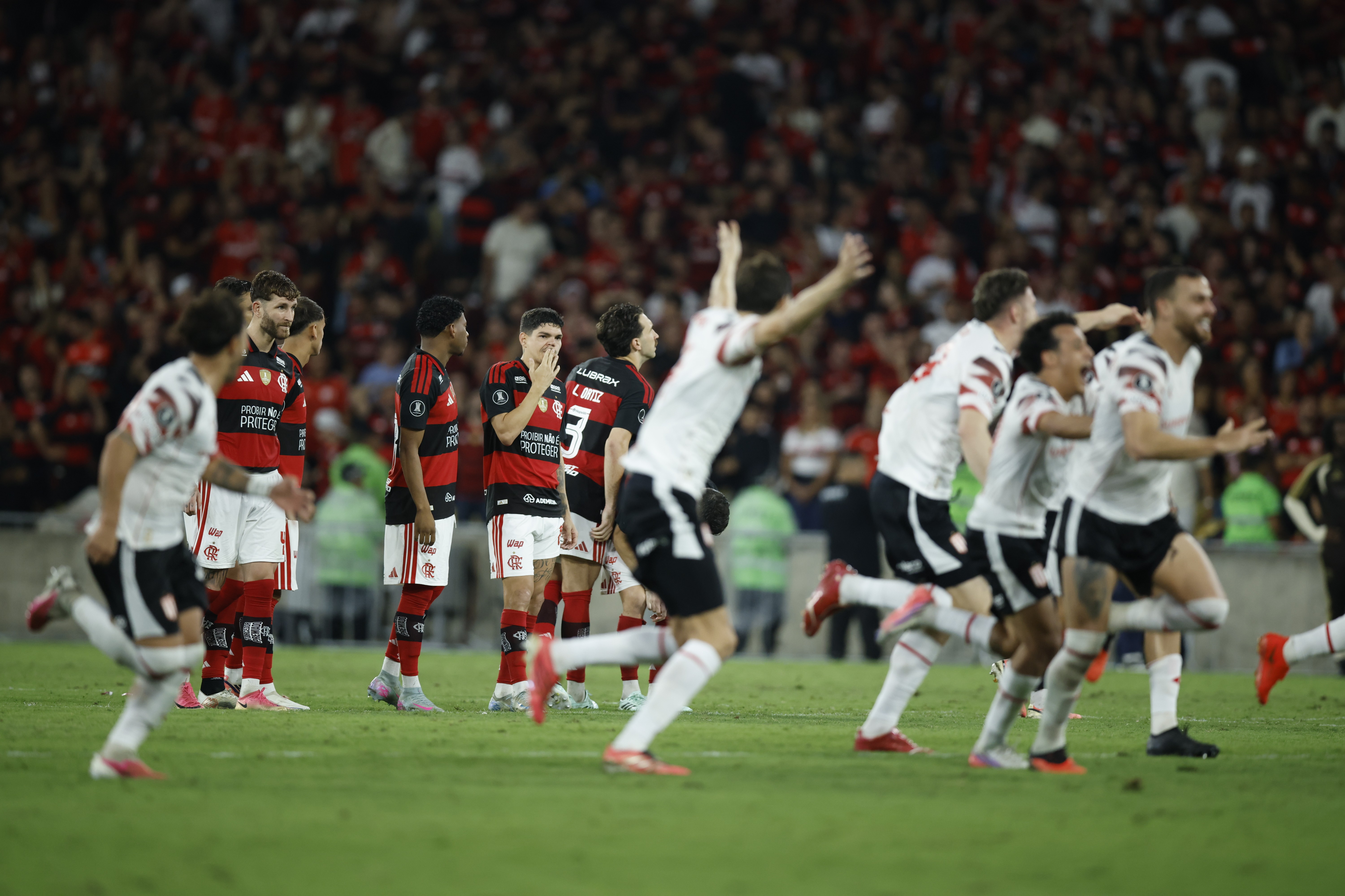 Bastidores: chateação e responsabilidade coletiva dão o tom do vestiário do Flamengo após queda na Libertadores