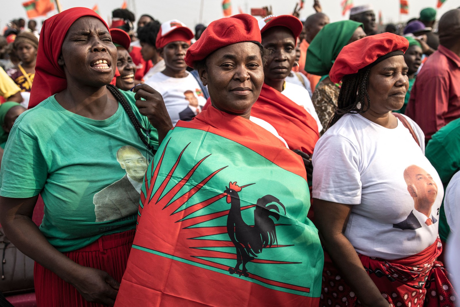 Oposição angolana União Nacional para a Independência Total de Angola (Unita) usa uma bandeira do partido durante o comício final da campanha da Unita antes das eleições gerais, em Luanda  — Foto: JOHN WESSELS / AFP