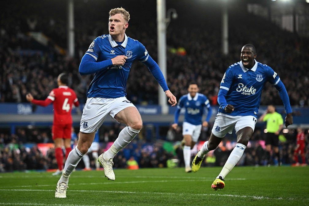 Everton perdeu pontos na temporada passada — Foto: Paul ELLIS / AFP