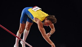 Sueco Armand Duplantis melhora pela oitava vez seu recorde mundial no salto com vara