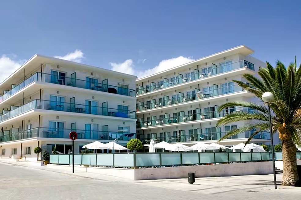 O Hotel MiM Mallorca fica a poucos metros do mar, com uma fachada sóbria e linhas limpas, após uma reforma abrangente que o transformou em um hotel exclusivo para adultos — Foto: Hotéis MIM