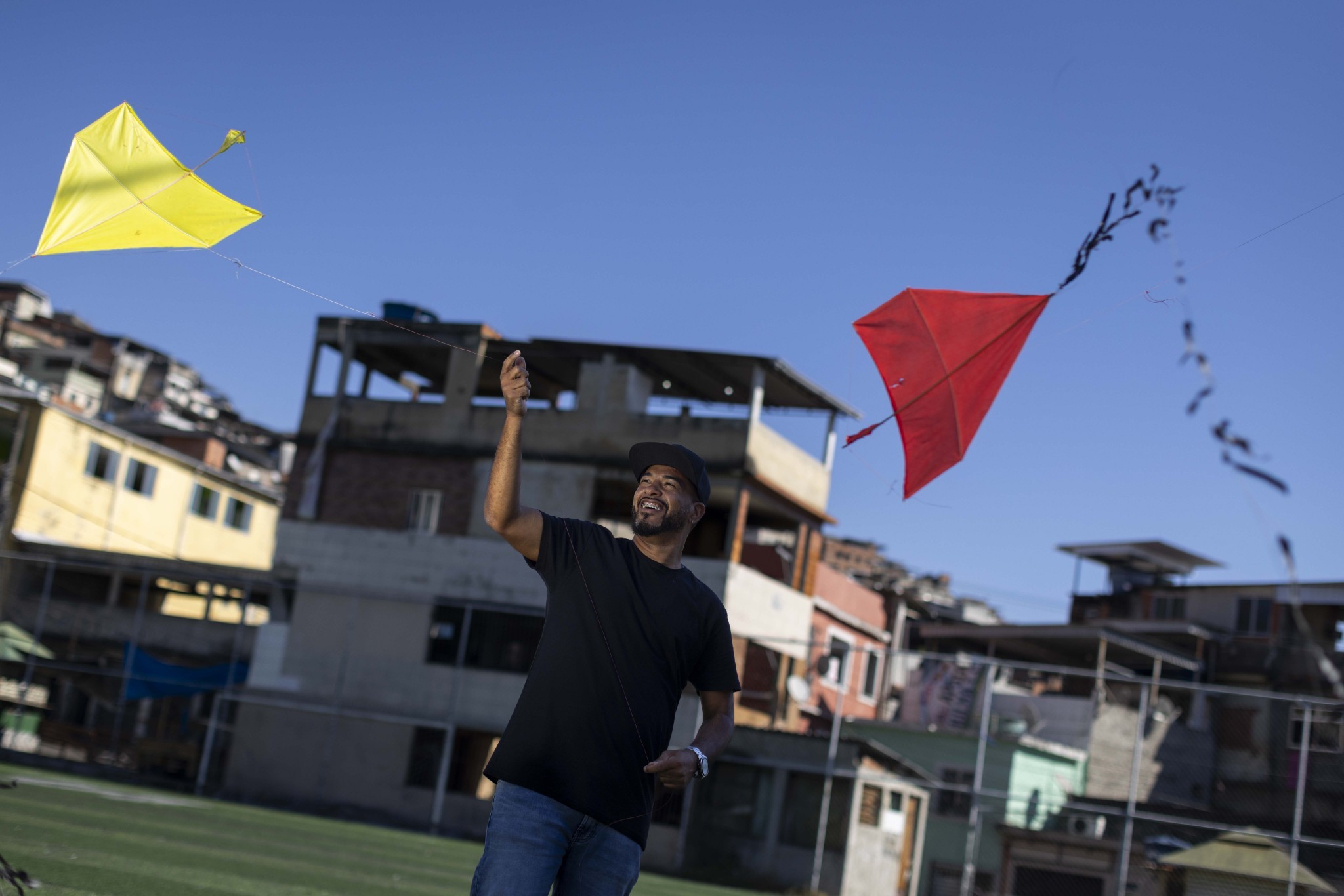 ‘É preciso reconhecer as potencialidades das favelas’, diz autor cria da Zona Norte e semifinalista do Prêmio Jabuti - QTU Questões do Universo