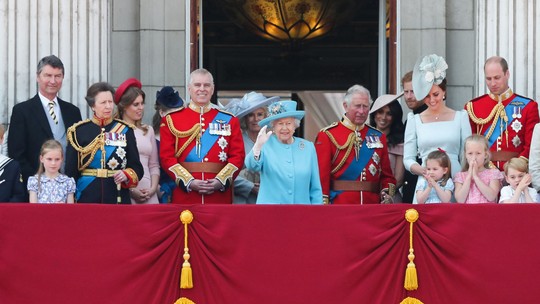 Coroação de Charles: mistério e segredo rondam foto da tradicional saudação da sacada de Buckingham
