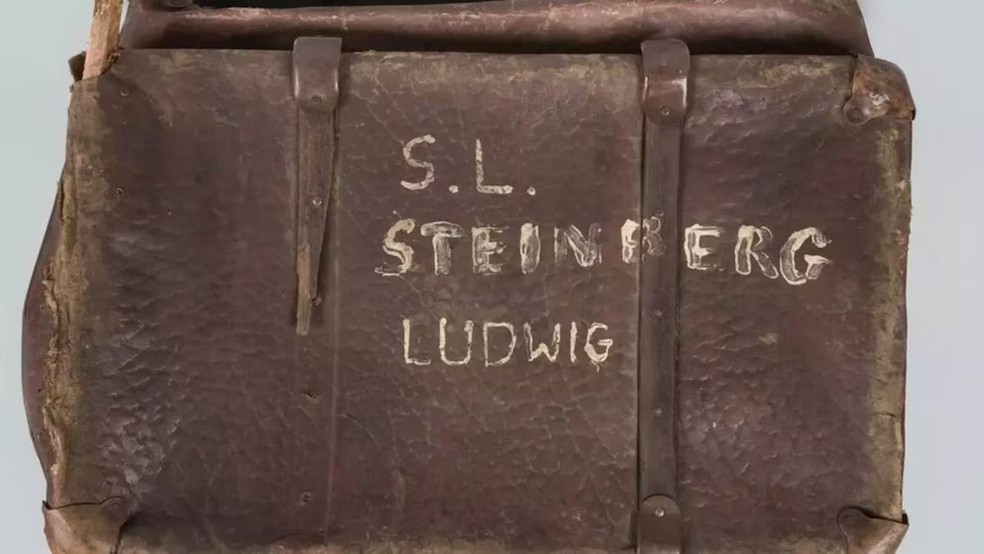 A mala com o nome do pai de Amos Steinberg — Foto: Divulgação/Museu de Auschwitz