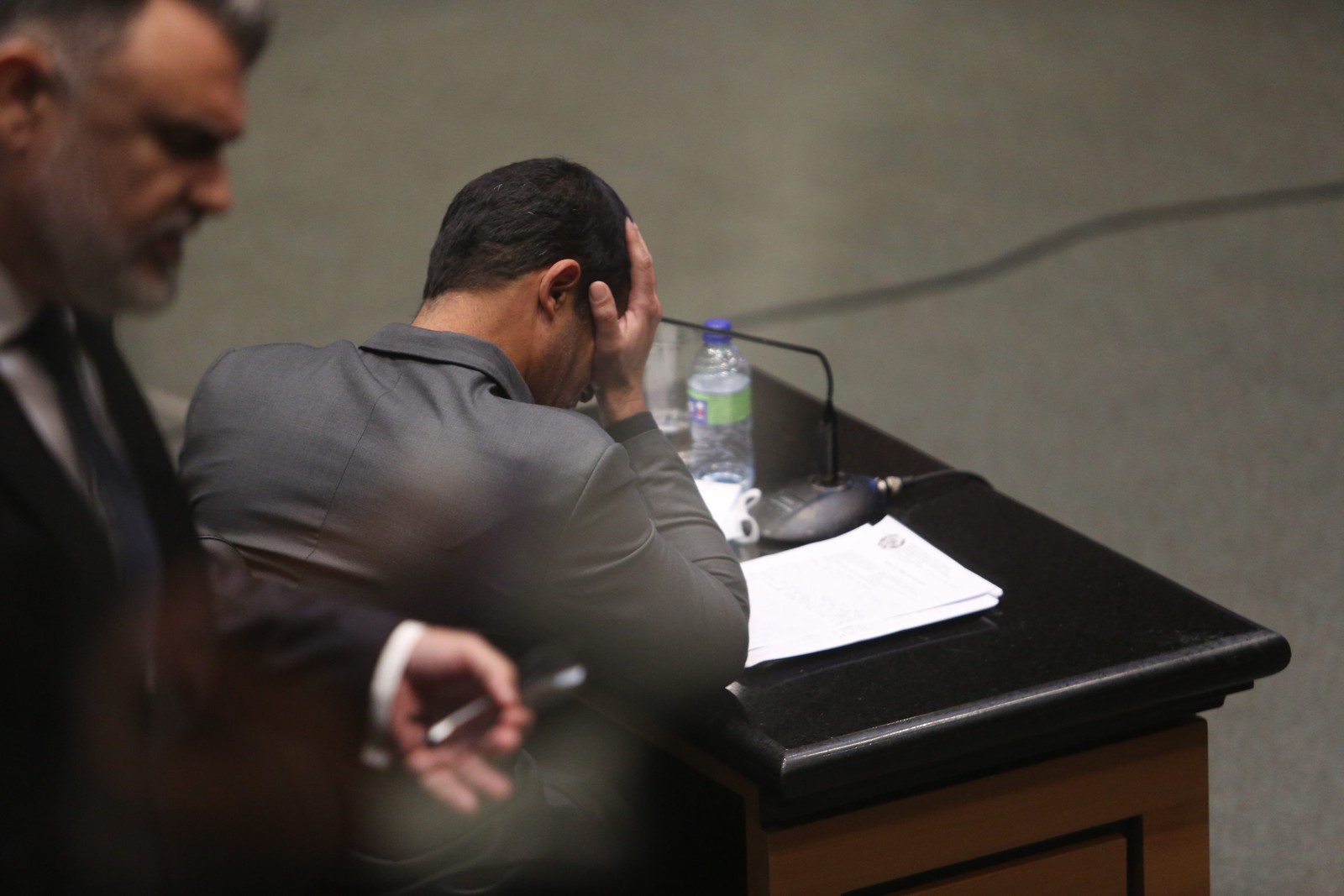 O legista Leonardo Huber Tauil, que assinou o laudo de necropsia de Henry, depõe durante a audiência. — Foto: Lucas Tavares / Agência O Globo