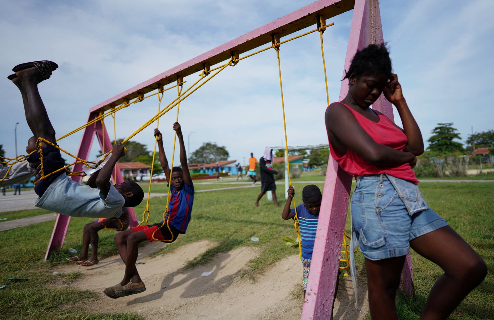 Imigrantes haitianos brincam em uma área de acampamento turística operada pelo governo cubano depois que seu barco com destino aos Estados Unidos se desviou do curso e foi parar na costa norte de Cuba, em Sierra Morena, Cuba  — Foto: ALEXANDRE MENEGHINI / REUTERS