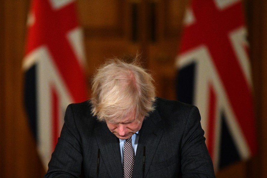 De cabeça baixa, Boris Johnson participa de conferência em Downing Street