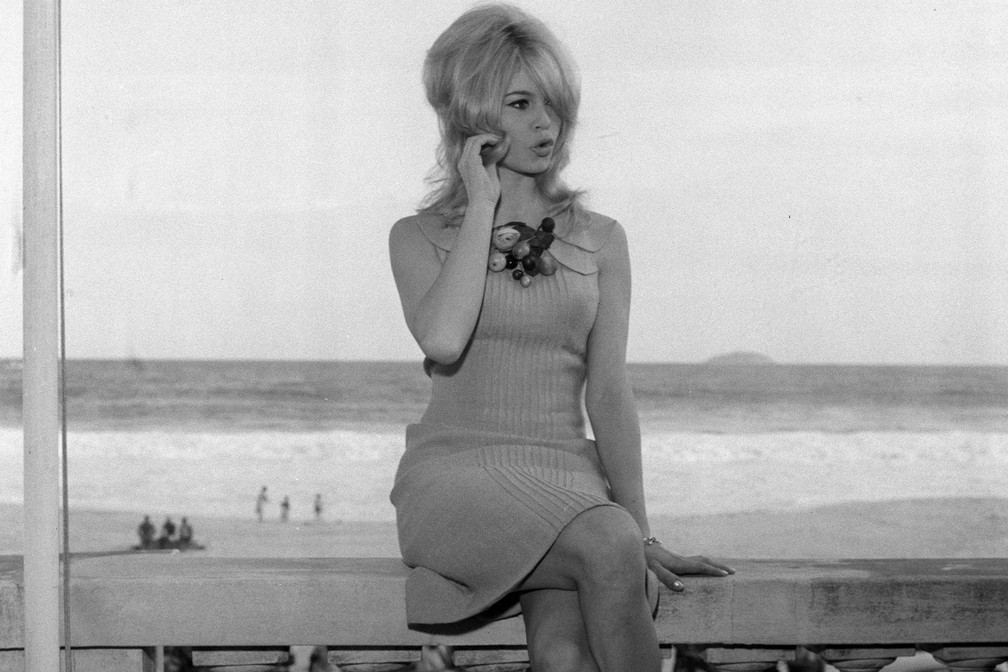 A atriz Brigitte Bardot sentada na mureta do Hotel Copacabana Palace em 1964. — Foto: Arquivo / Agência O Globo
