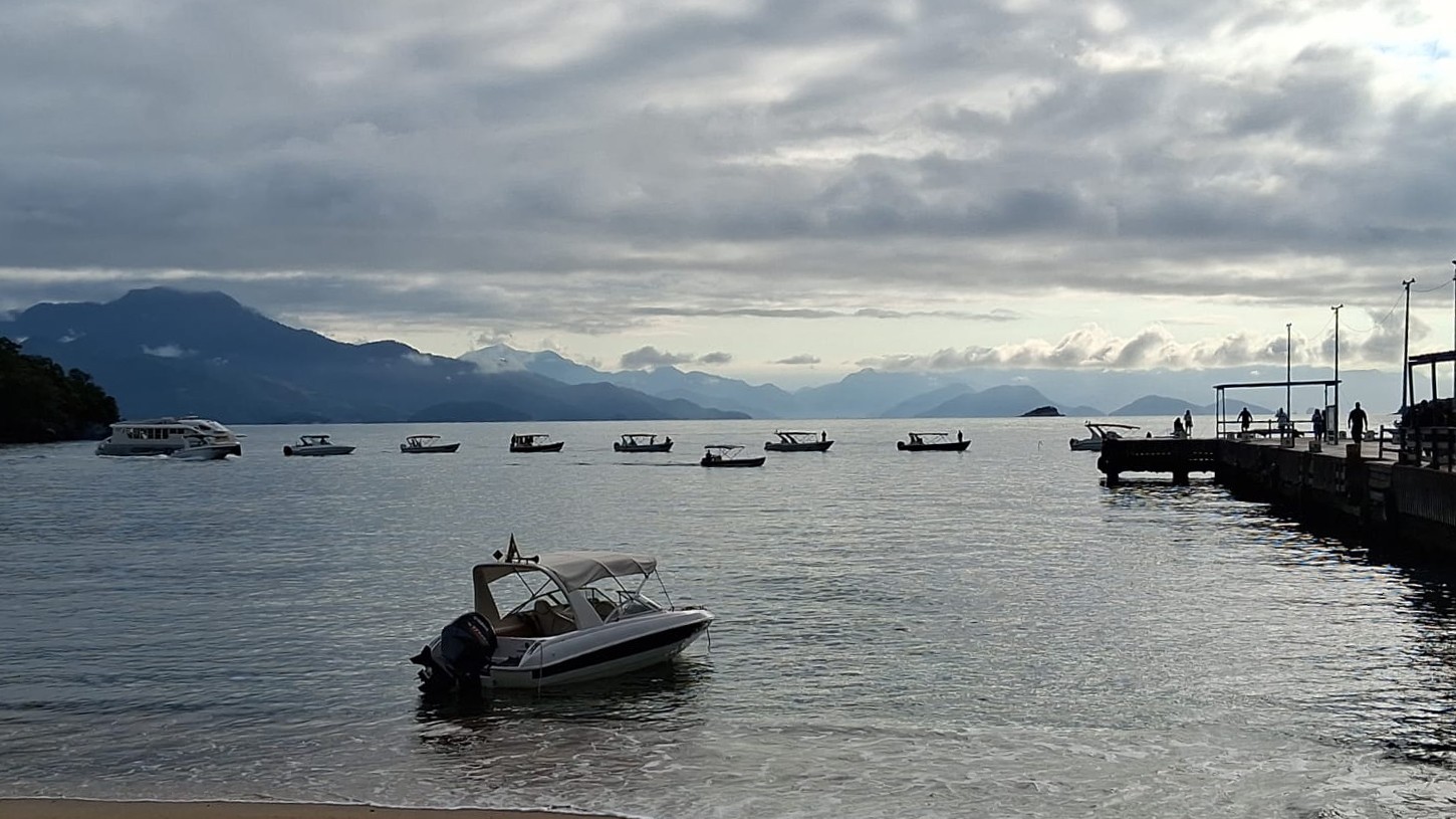 Totens que cobrariam taxa de visitantes são incendiados em Angra dos Reis; barcos cercam Vila do Abraão em protesto